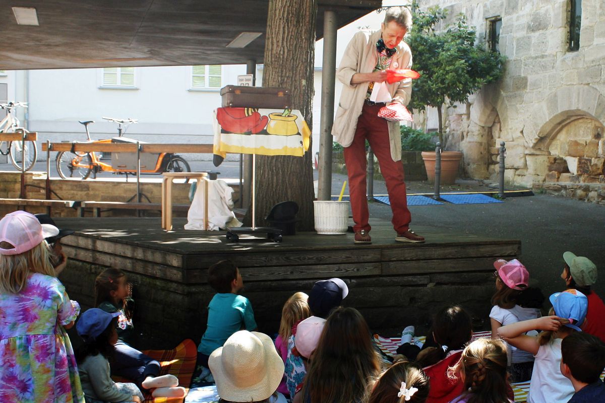 Eröffnung. Zauberei vor dem Eingang.