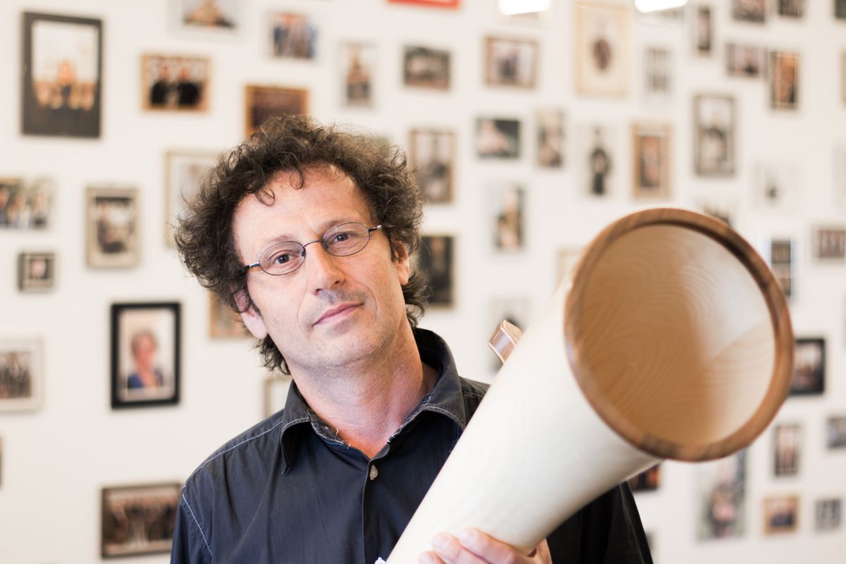 Portrait von Martin Roos mit Alphorn