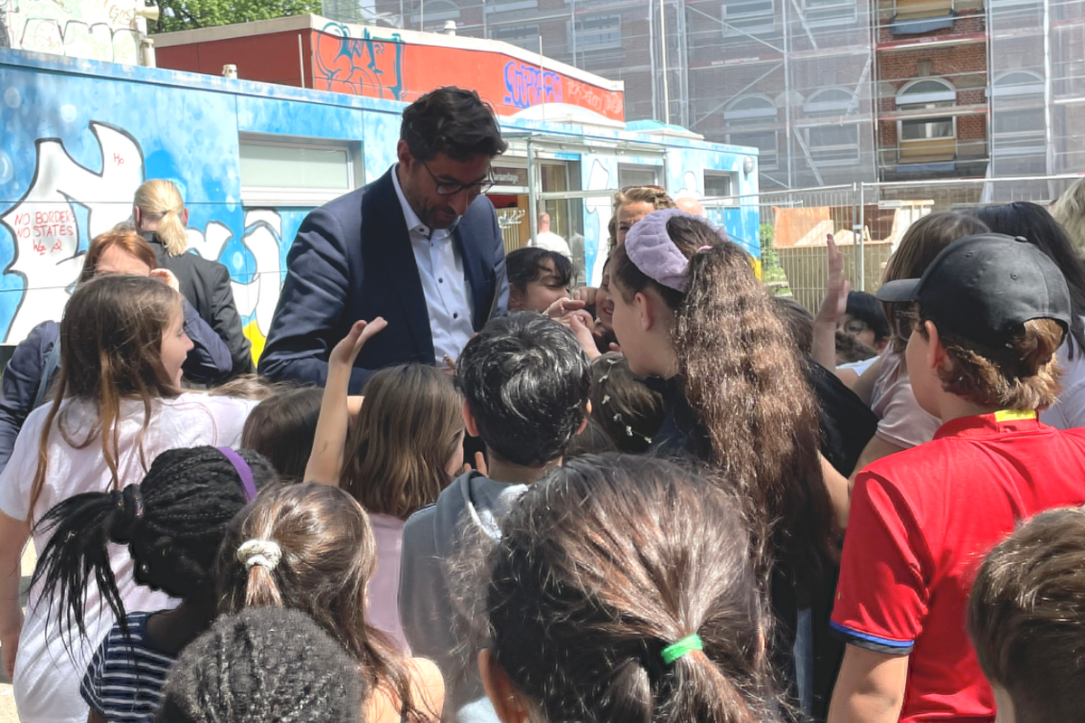 Oberbürgermeister Klopfer umringt von Kindern auf dem Hof der Katharinenschule