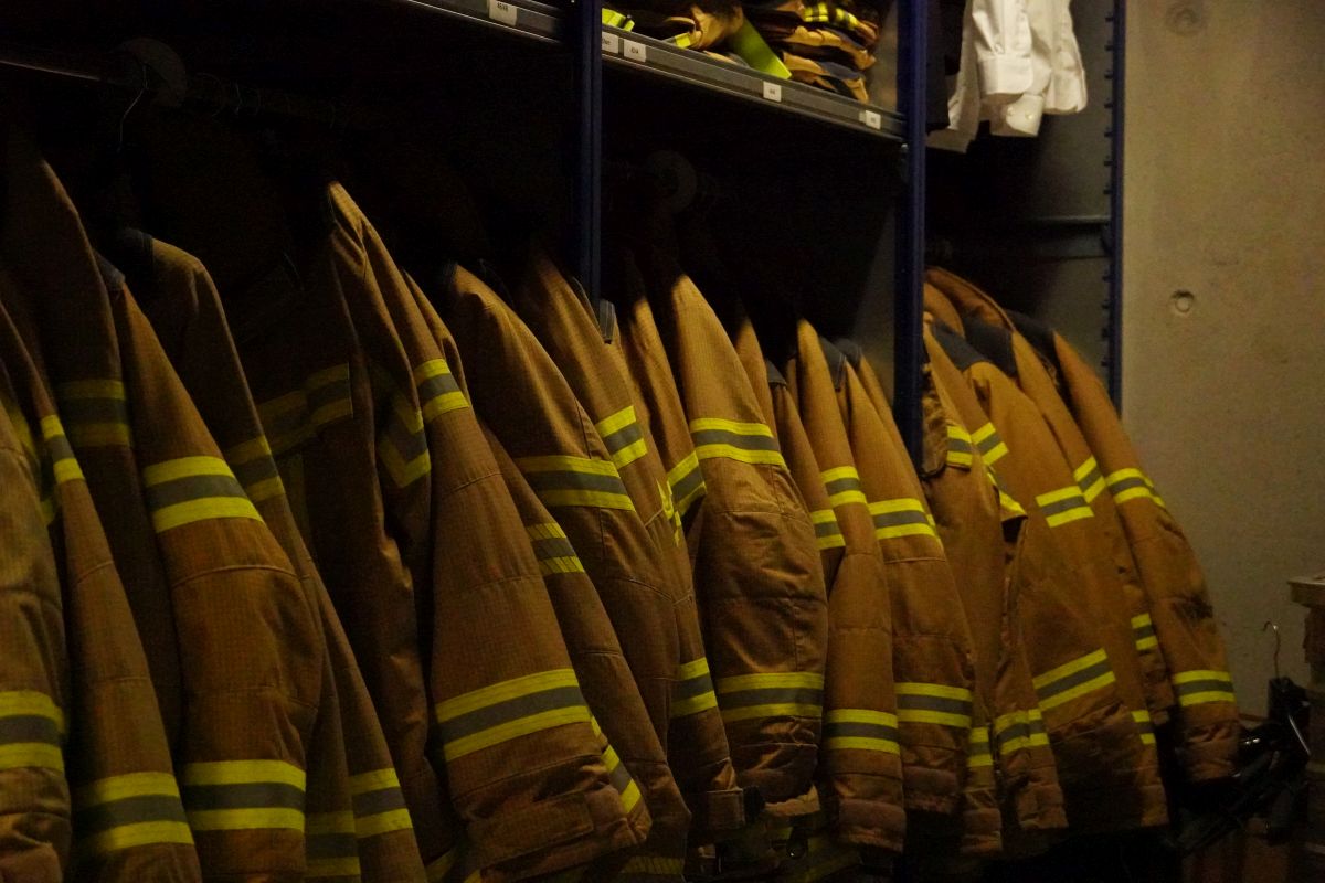 Hängende Feuerwehrjacken im Lager der Kleiderkammer