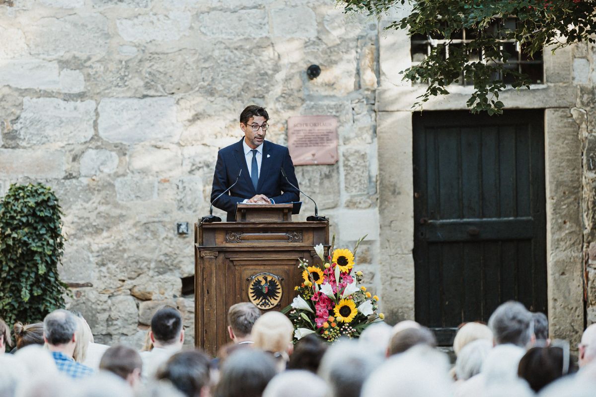 Der Oberbürgermeister spricht zur Bürgerschaft im Schwörhof