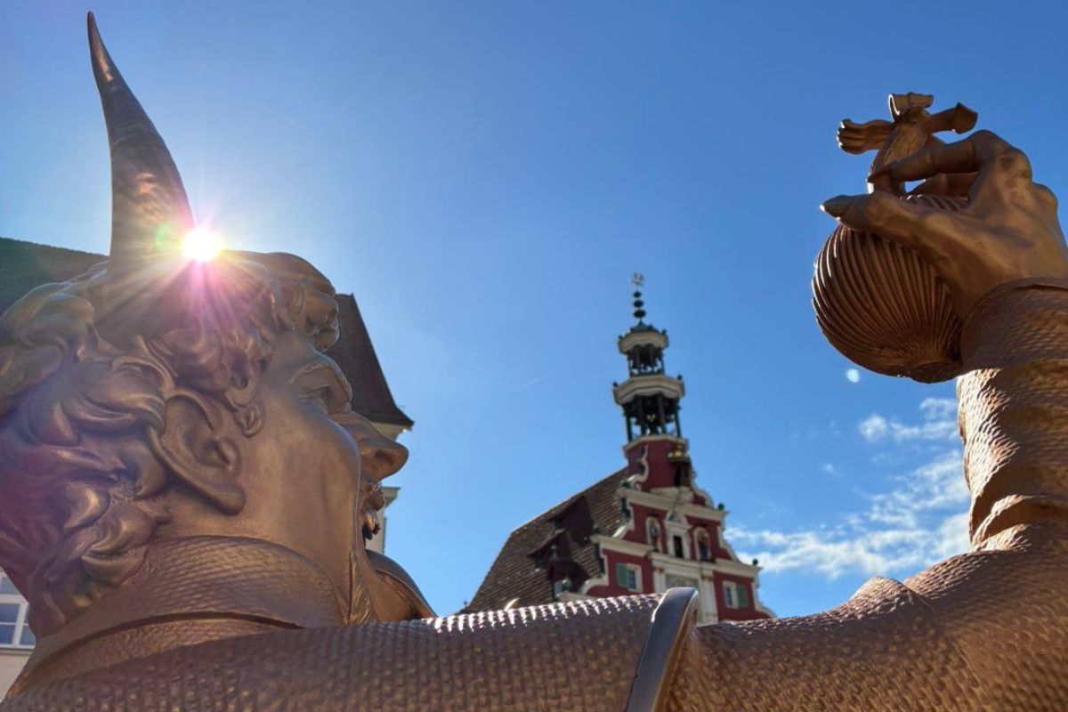 Zwieblinger Teufel, im Hintergrund das Alte Rathaus