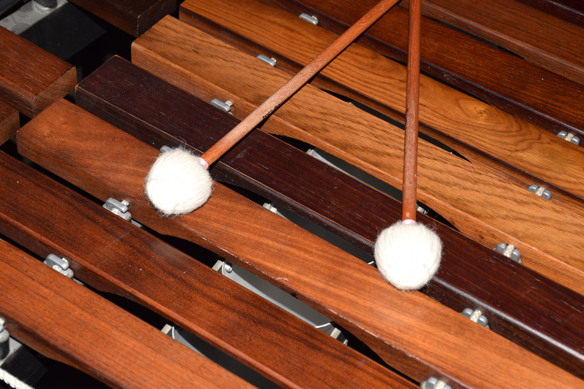 Zwei Schlägel auf Mallets