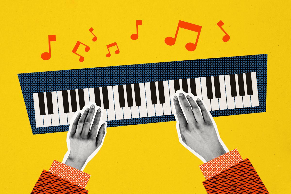 Hände spielen auf einer bunt gestalteten Klaviertastatur vor gelbem Hintergrund, umgeben von roten Noten.