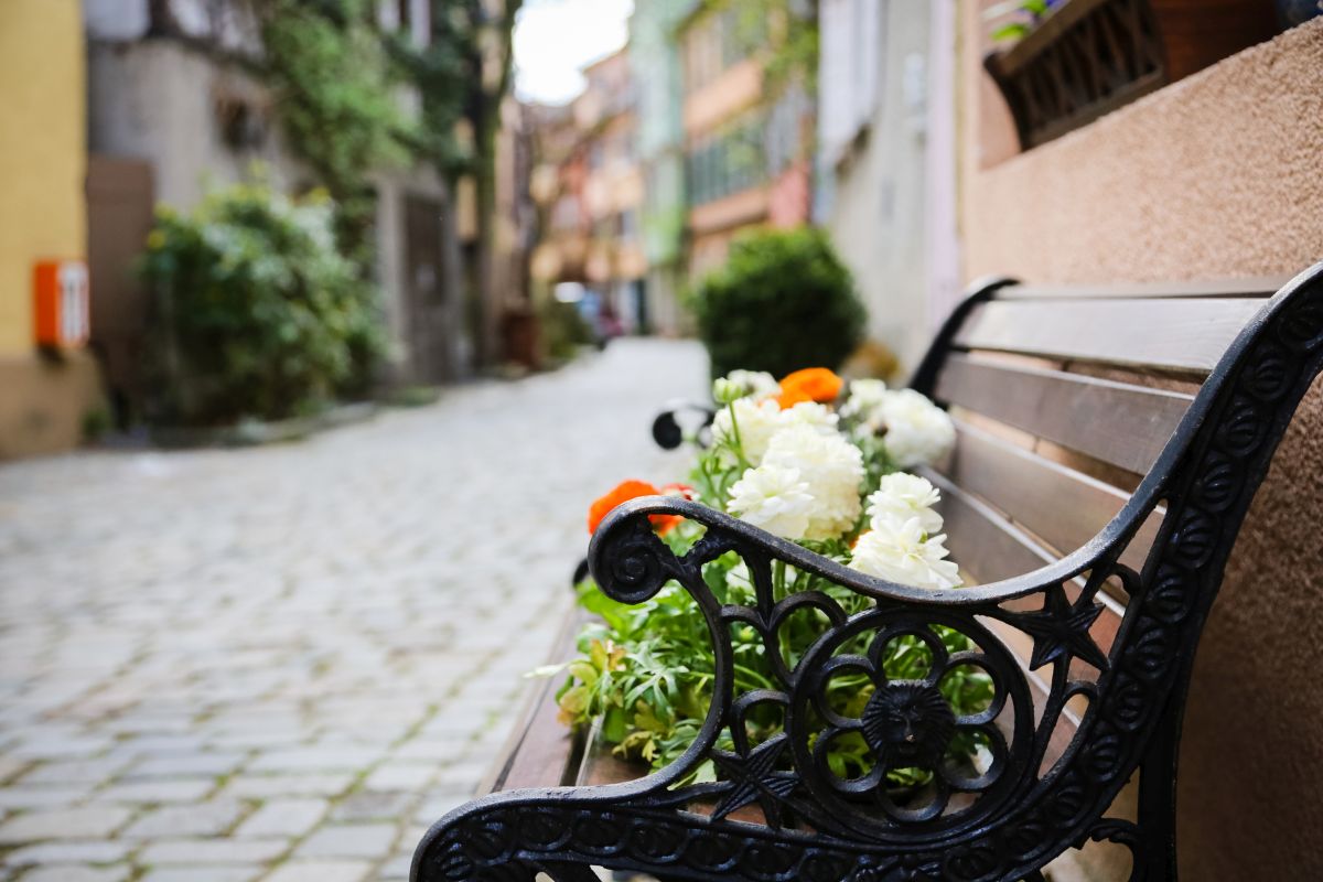 Blumen auf einer Bank in einer Altstadtgasse Esslingens