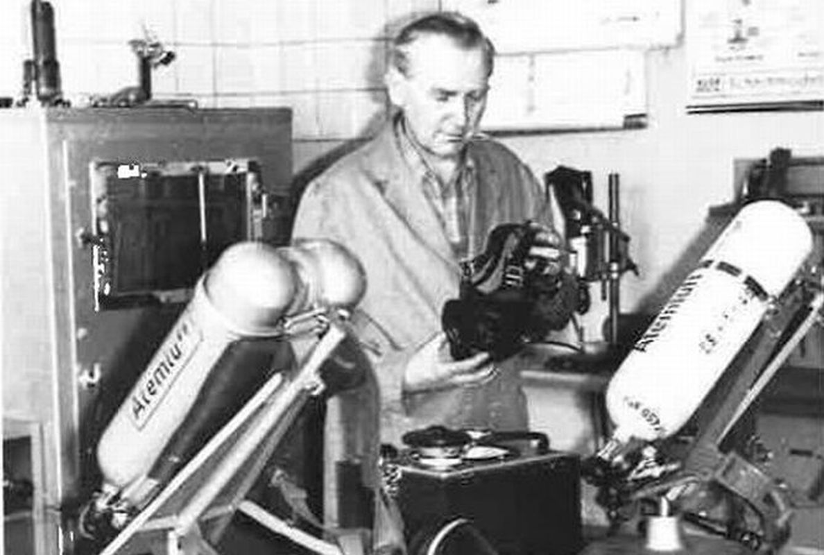 Blick in die Atemschutzwerkstatt1960 ©Feuerwehr Esslingen a.N. Einrichtung von Werkstätten – Zentrale Dienste ab den 1960er Jahren