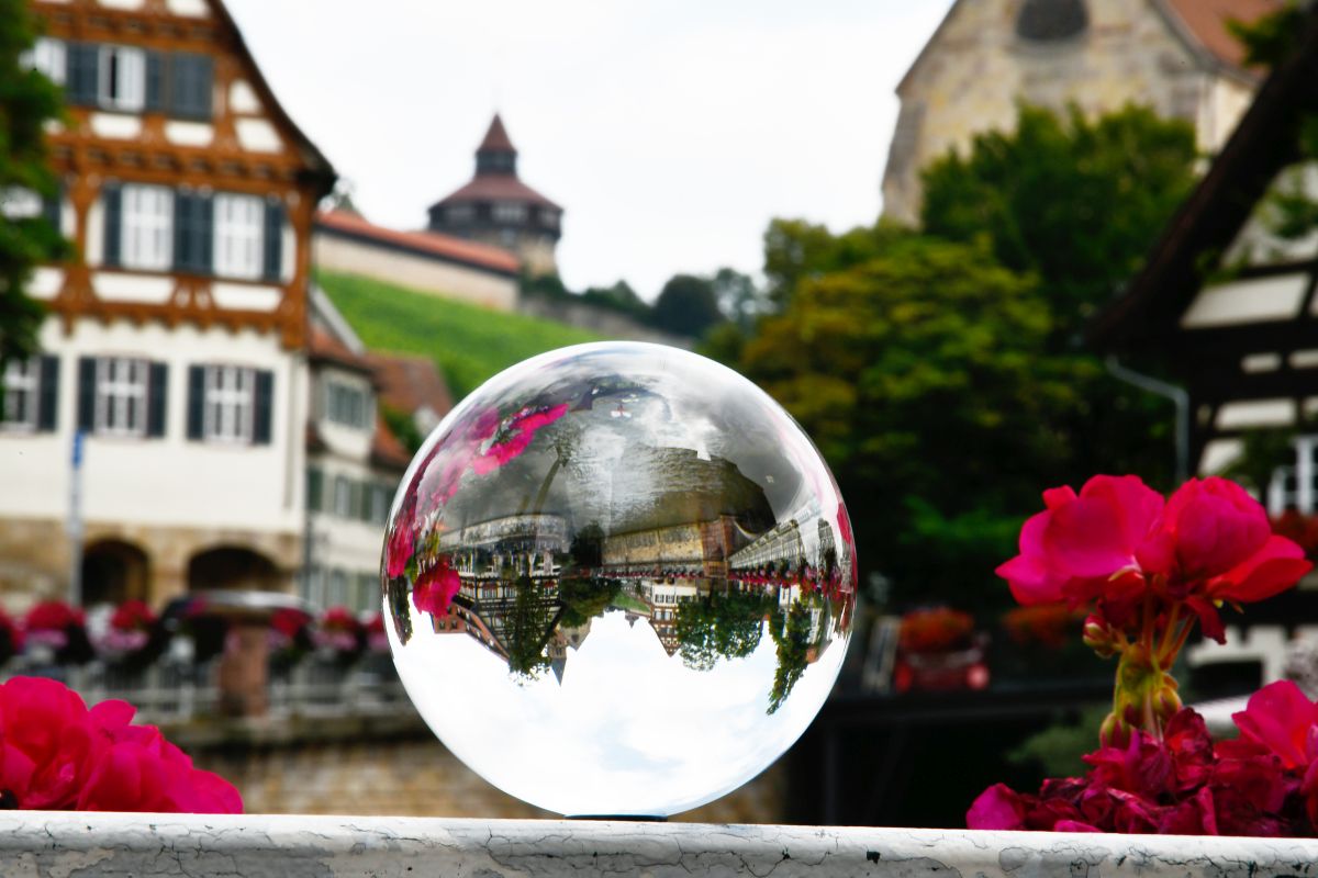 Spiegelung in einer Kugel - der Dicke Turm im Hintergrund