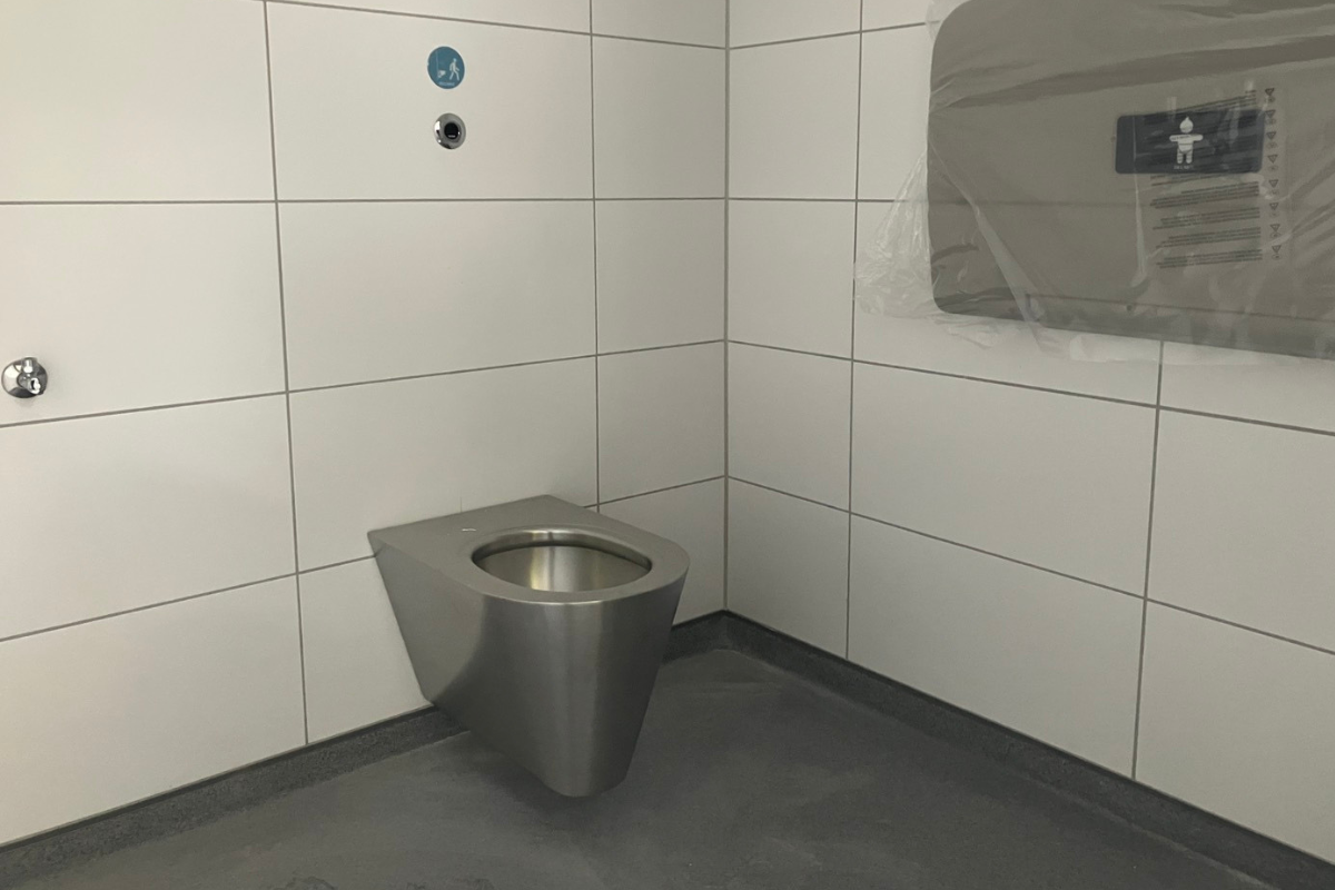 Innenansicht WC auf der Burg, Toilettenschüssel und Wickeltisch.