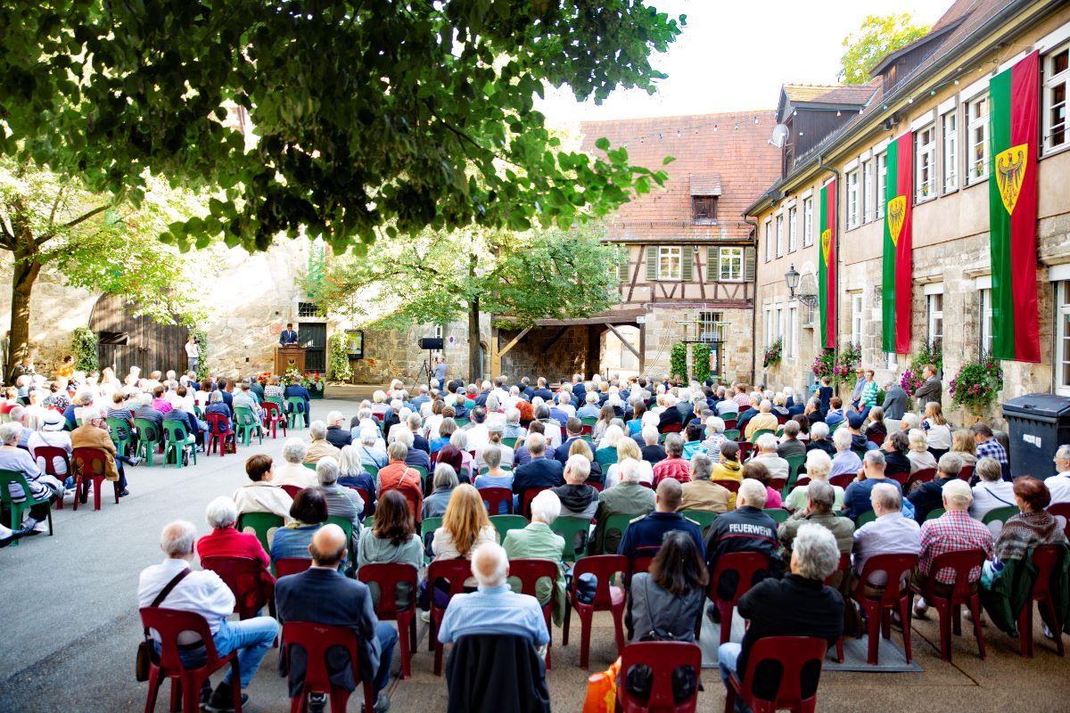 Publikum im Schwörhof während der Schwörzeremonie