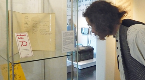 Ein Besucher betrachtet eine Vitrine.