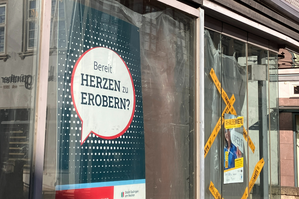 Plakat auf Schaufenster eines leerstehenden Geschäfts Plakat auf Schaufenster eines leerstehenden Geschäfts
