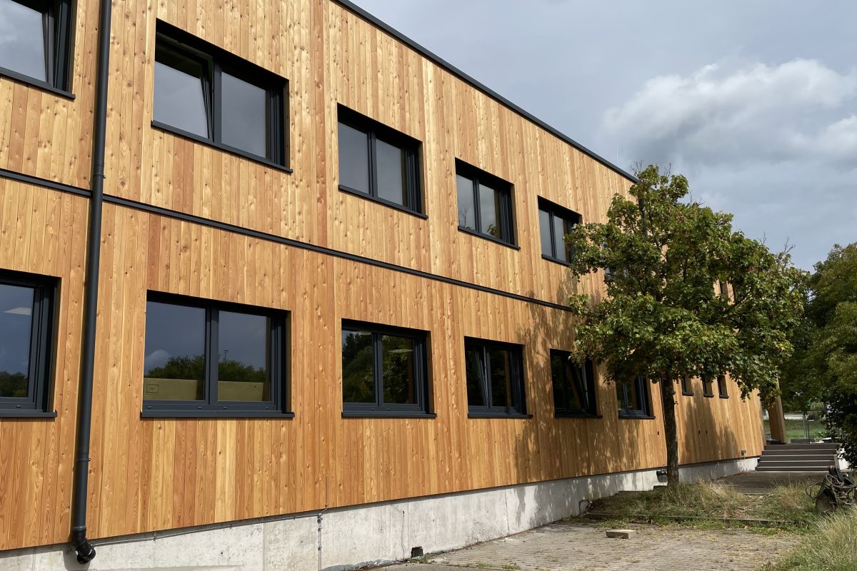 Der Interimsbau mit Holzfassade ist eine ansprechende und kostengünstige Lösung.
