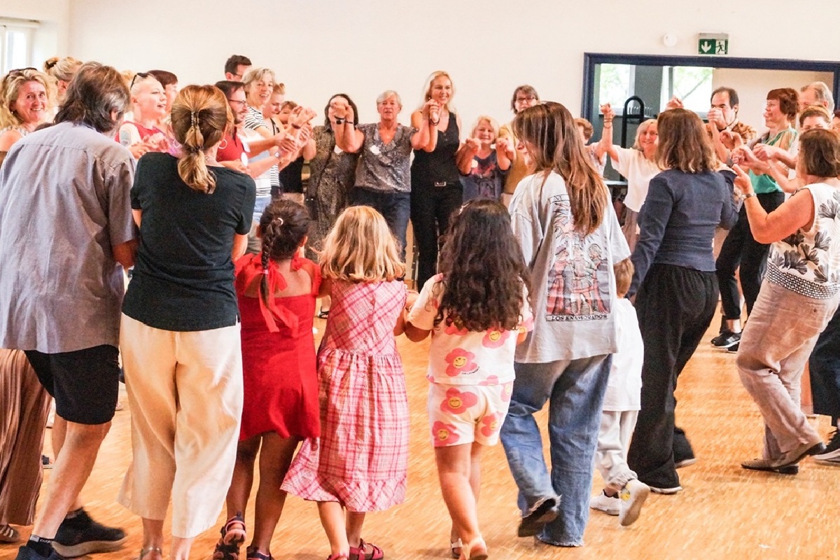 Eröffnungsfeier QZ Mettingen Kinder und Erwachsene beim Kreistanz