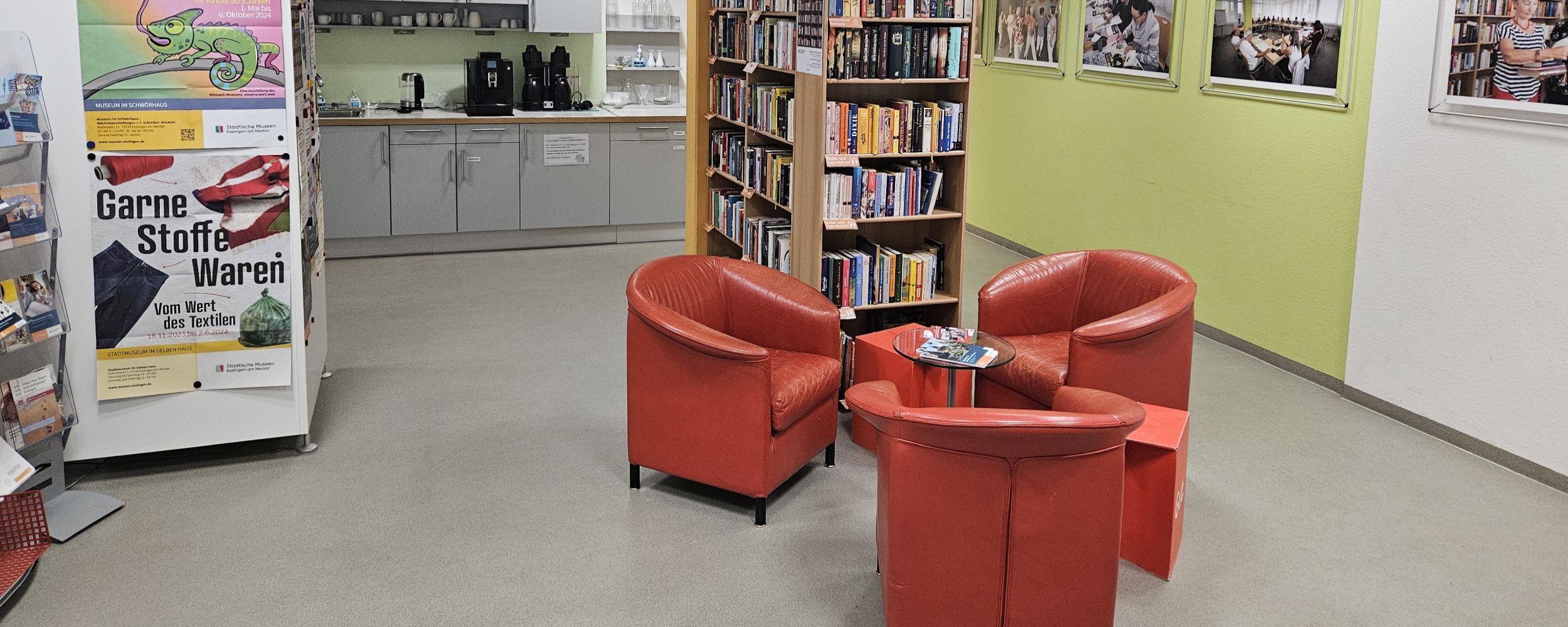 Sitzecke im Foyer Sitzecke im Foyer mit Bücherecke