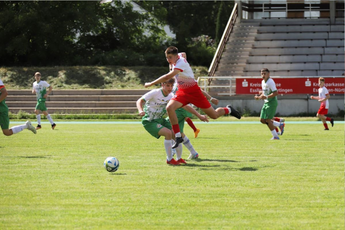 Fußball Jugendliche spielen Fußball