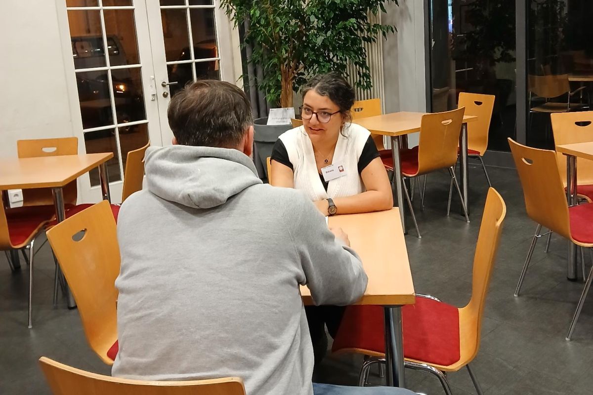 Formularhilfe Eine Beratungssituation: Frau hilft beim Ausfüllen von Formularen.