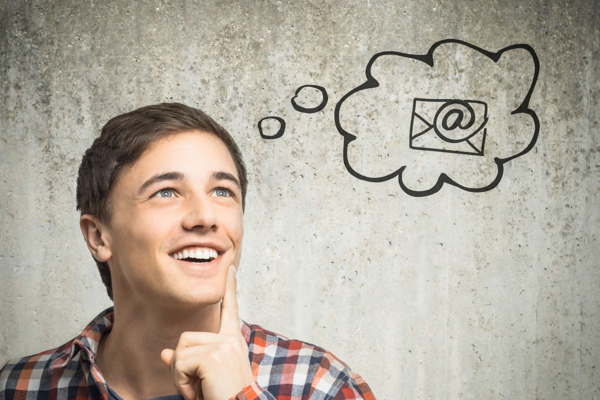 Junger Mann freut sich auf das nächste Newsletter