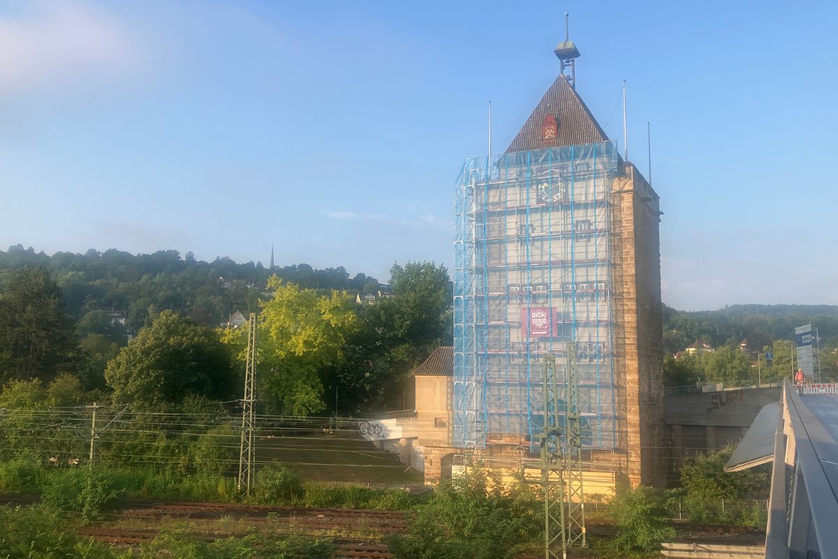 Pliensauturm Baugerüst steht vor dem Pliensauturm