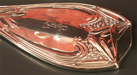 Im sogenannten Silberkabinett: Detailansicht eines Besteckgriffs, der mit floralen Jugendstilornamenten wie Blättern und Blumen reich geschmückt ist.