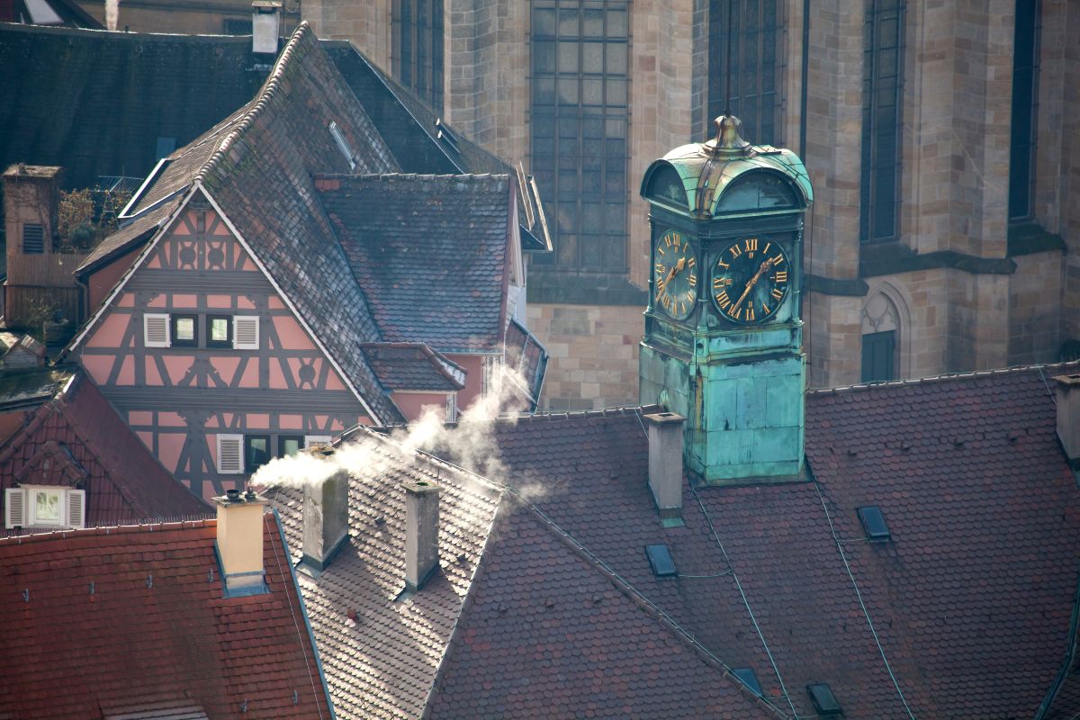 Blick auf die Dächer des Neuen Rathauses und der umliegenden historischen Gebäude
