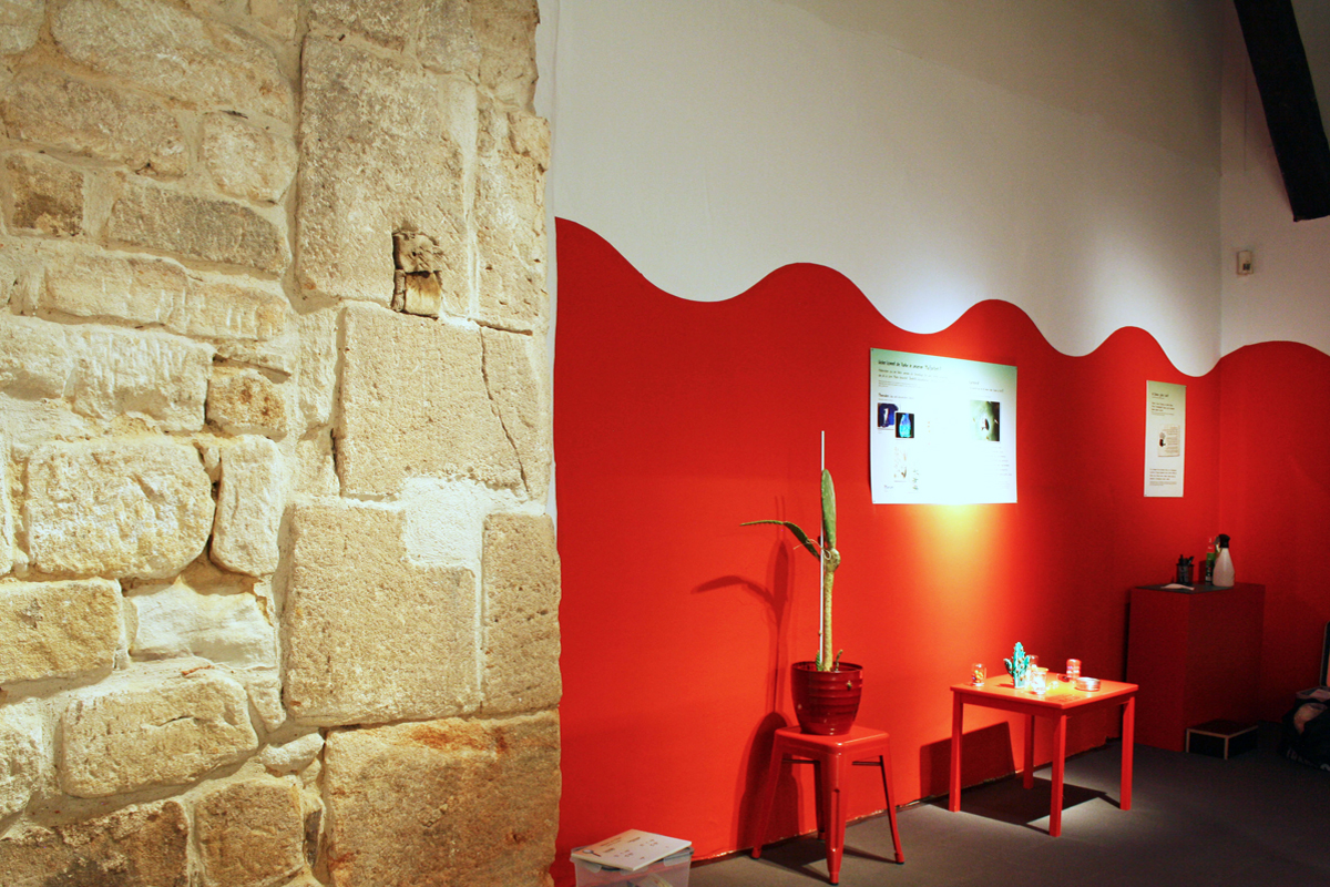 Im Ausstellungsraum: Neben einer alten Wand aus Steinquadern steht eine Mitmachstation.