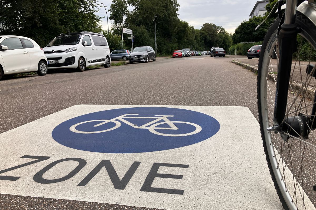 Fahrradzonen-Markierung Fahrradzonen-Markierung auf der Fahrbahn der Breslauer Straße