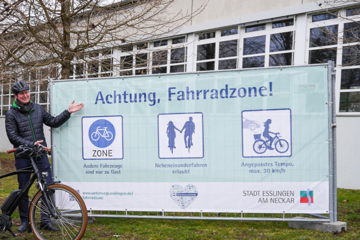 Einweihung der Fahrradzone mit Bürgermeister Sigel und einem großen Plakat