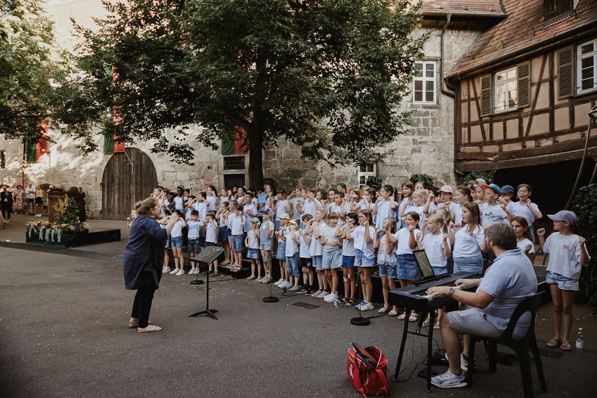 Kinderchor singt vor historischer Kulisse im Schwörhof.