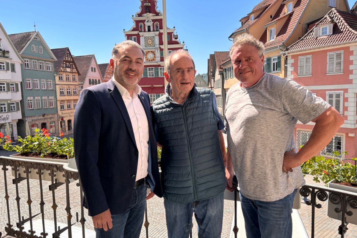 Übergabe der Blumenkästen Bürgermeister Yalcin Bayraktar, Andreas Koch und Jürgen Merz auf dem Balkon des Neuen Rathauses