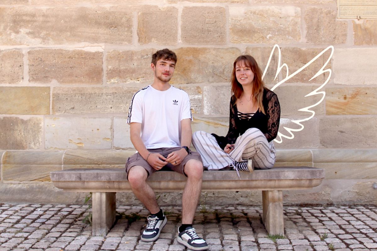 Paar Junges Paar auf einer Bank.