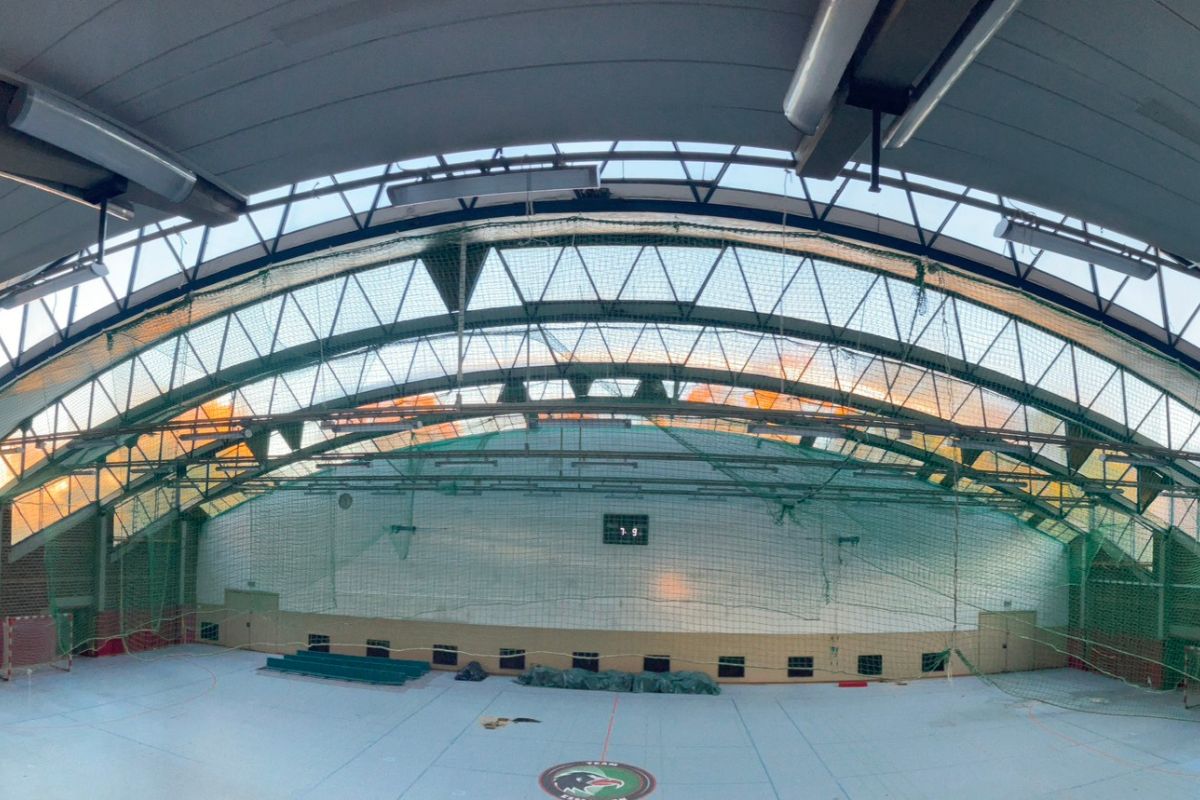 Blick auf das Spielfeld und das Dach der Schelztorhalle