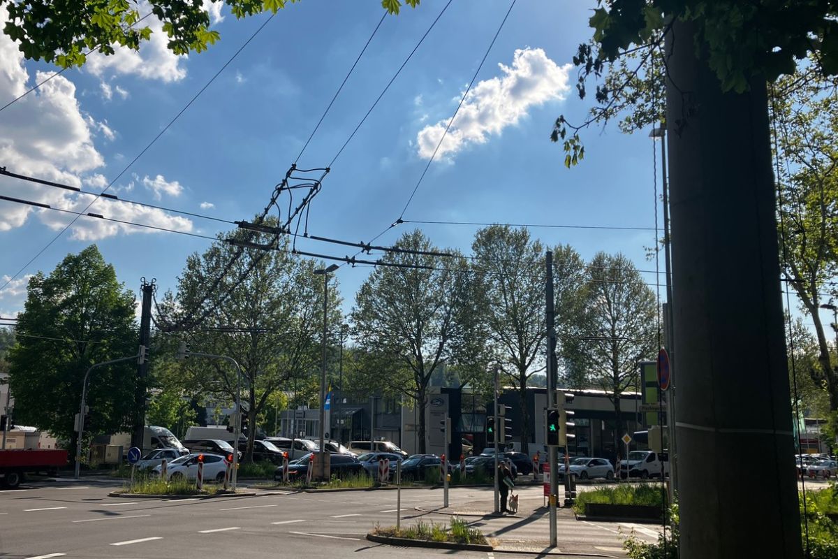 Oberleitungen an der Kreuzung Schorndorfer Straße Oberleitungen an der Kreuzung Schorndorfer Straße