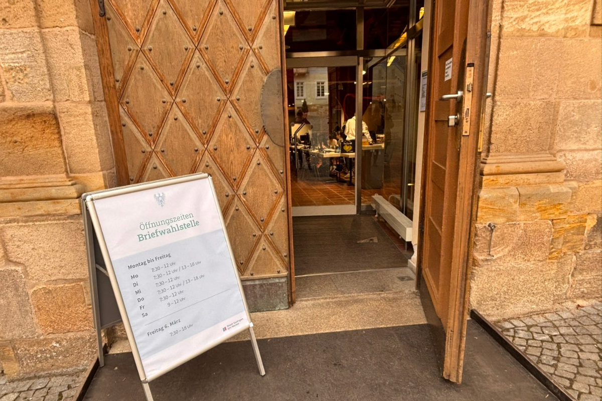 Wahlamt Eingang Wahlamt mit Öffnungszeiten-Aufsteller.