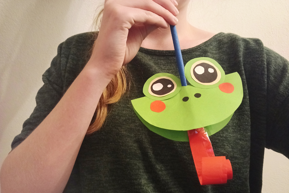 Selbst gebastelte Partytröte in Form eines Frosches, der die Zunge herausstreckt.