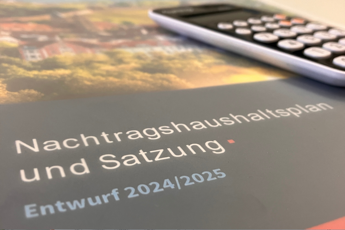Nachtragshaushalt Zu sehen ist ein Blatt, auf dem "Nachtragshaushaltsplan und Satzung. Entwurf 2024/2025" steht