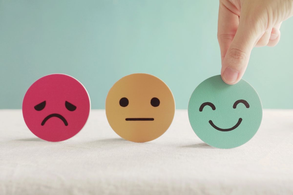 Smileys Drei Smileys: ein trauriges, ein fröhliches und ein gleichgültiges.