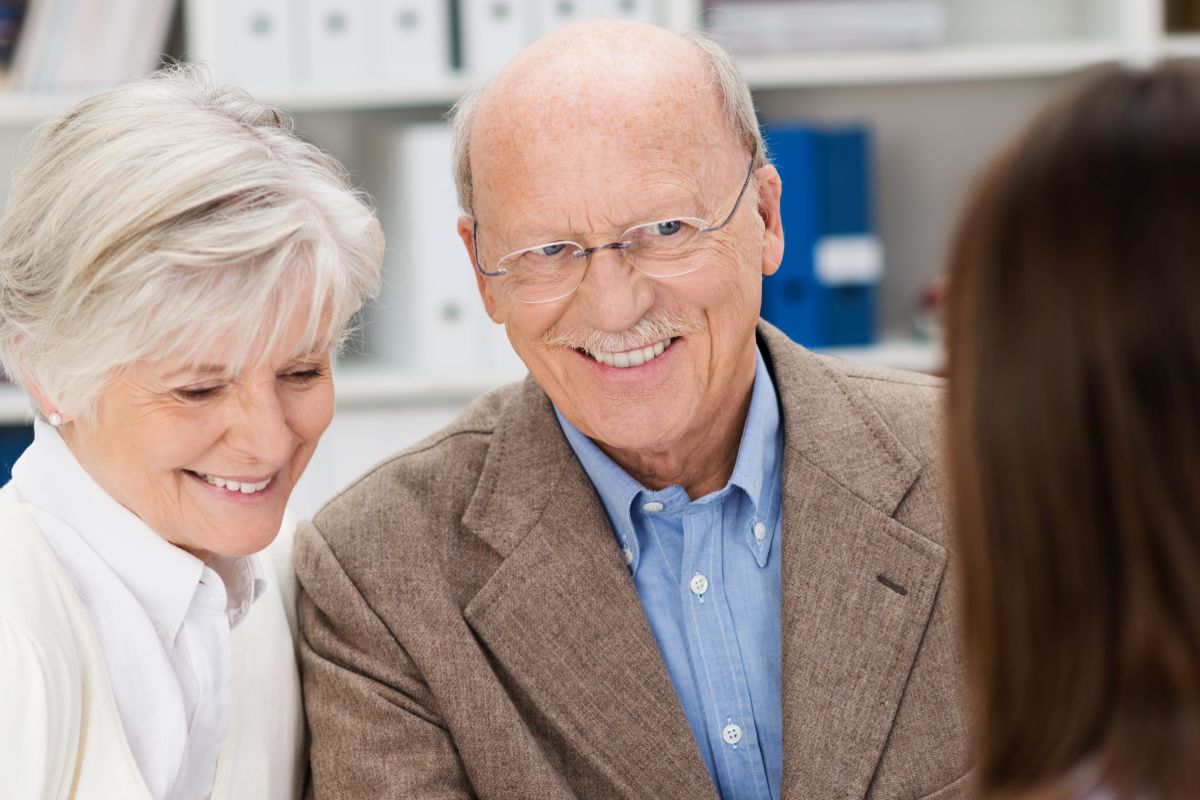 Freundliches älteres Paar in einer Beratungssituation