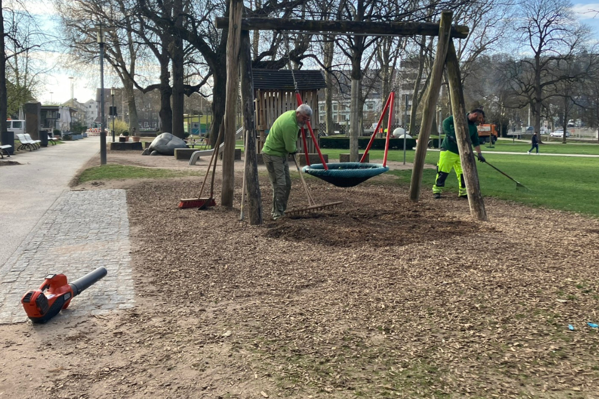 Frühlingputz auf dem Spielplatz Maille