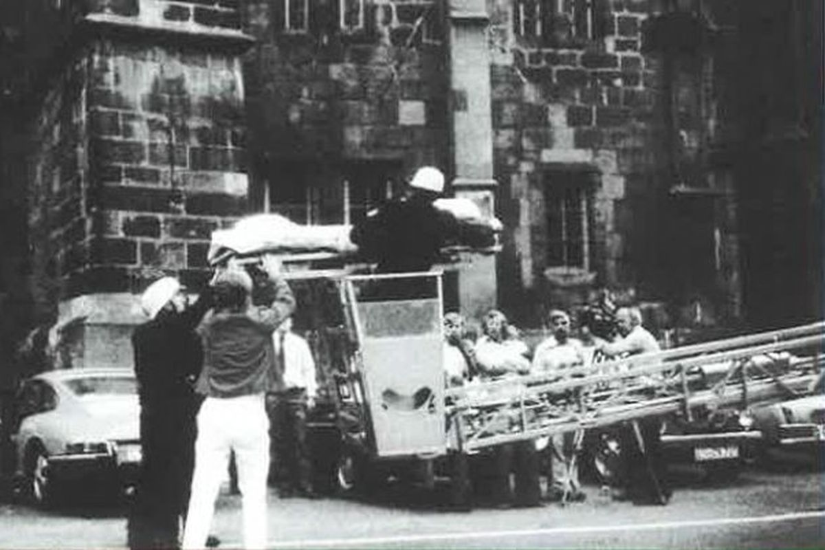 Krankentragenhalterung für die Drehleiter – Esslinger Eigenbau mit Fernsehruhm ©Feuerwehr Esslingen a.N. Krankentragenhalterung für die Drehleiter – Esslinger Eigenbau mit Fernsehruhm