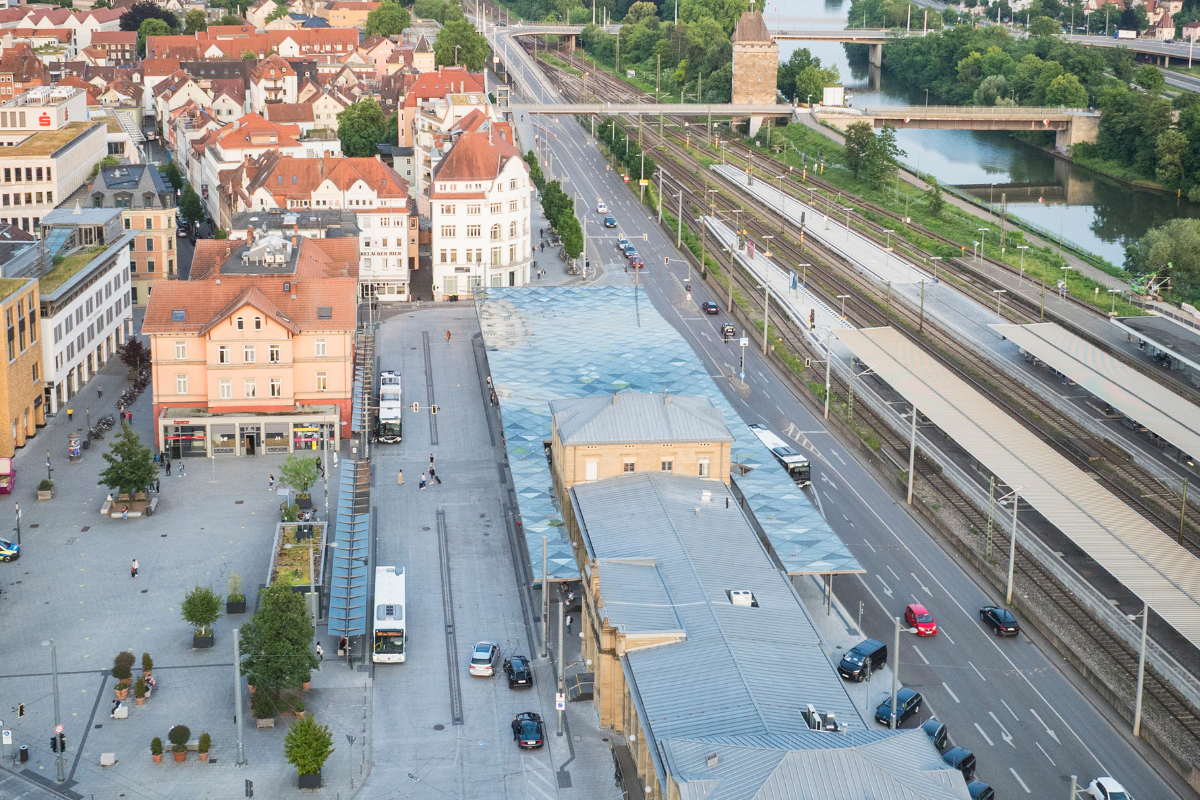 Luftbild des ZOB mit der Neckarstraße, den Bahngleisen und dem Bahnhofplatz