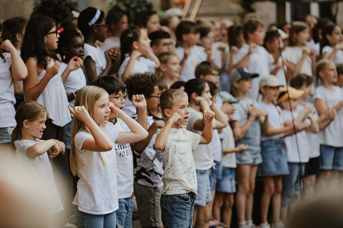 Kinderchor bewegt sich passend zum Liedtext