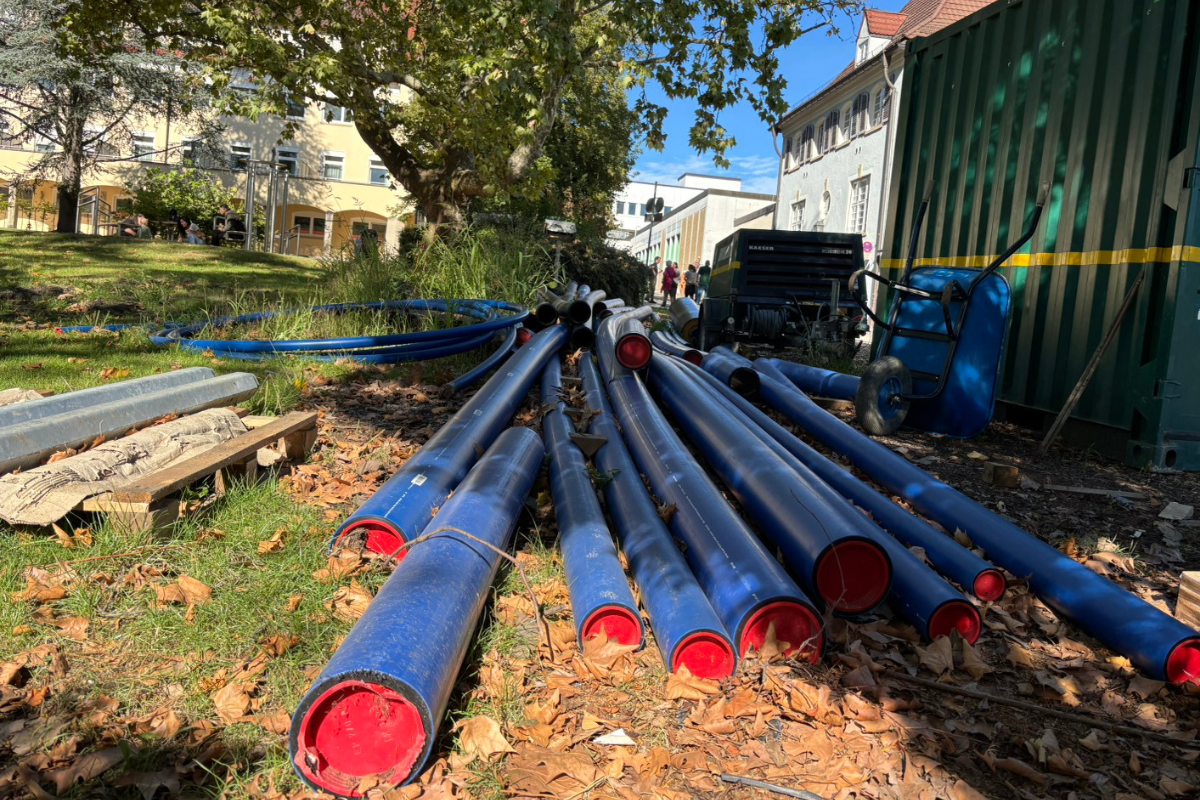 Diese Wasserrohre werden in der Ringtrasse verbaut, die das Klinkum zuverlässig mit Wasser, Strom und Wärme versorgt. Blaue Wasserrohre auf dem Boden