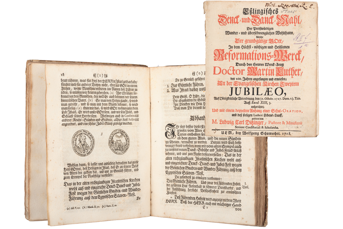 Ein altes gedrucktes Buch, das aufgeschlagen ist. ein zweites Bild zeigt die prunkvolle Titelseite.