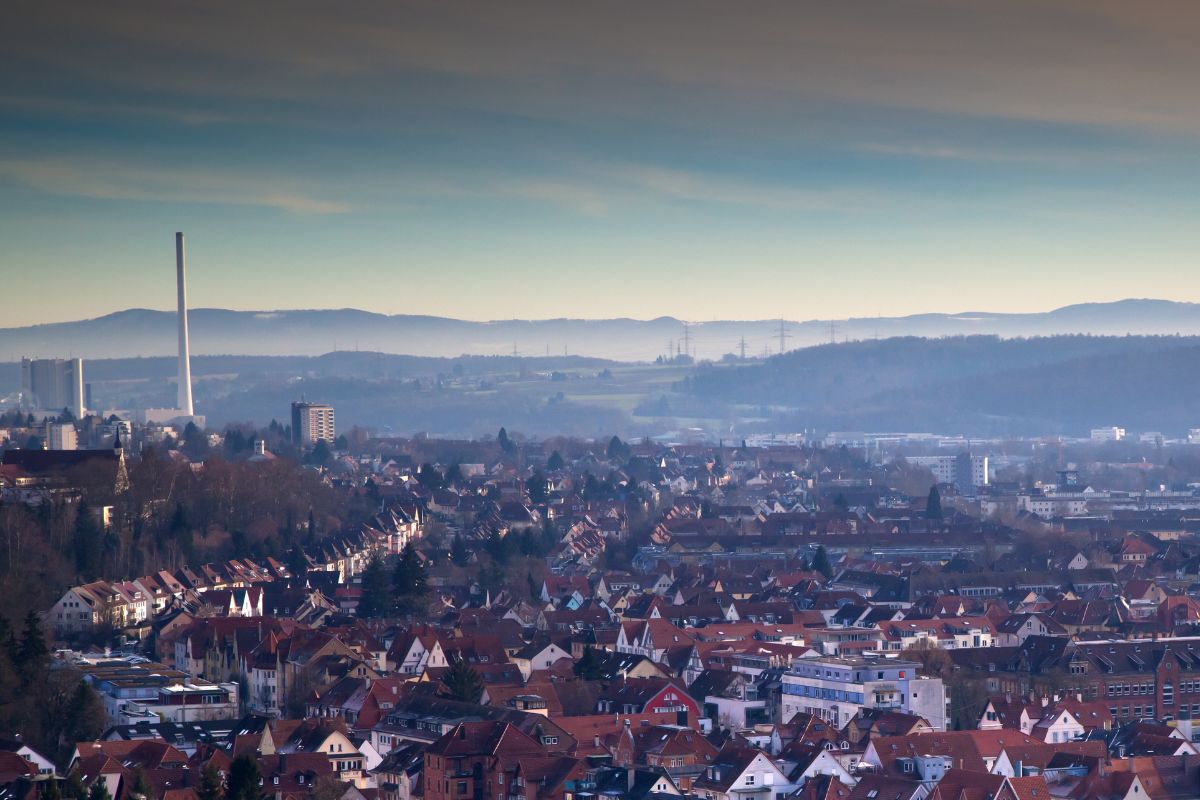 Esslingen mit Kraftwerk im Hintergrund Blick über Esslingen in Richtung des Kraftwerks Altbach / Deizisau