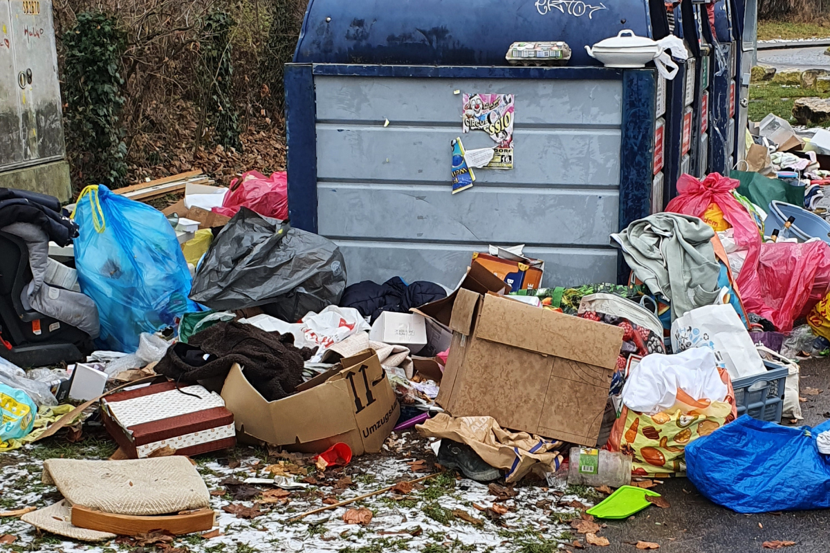 Müllberge vor Glascontainer