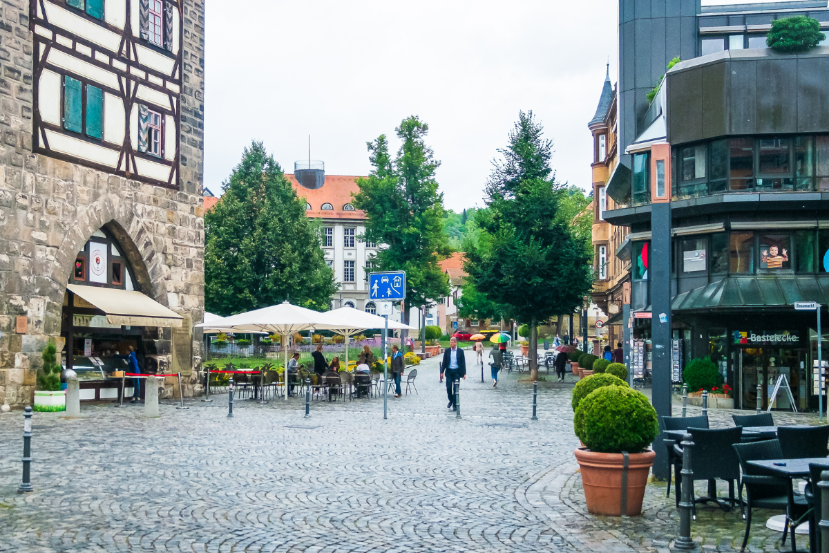 Fußgängerzone in der Bahnhoffstraße Blick auf die Bahnhoffstraße in Richtung Marktplatz, links ist der Schelztorturm mit Außenbestuhlung zu sehen