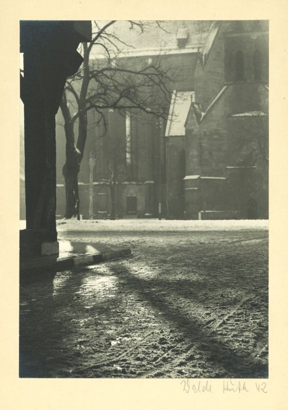 Im Winter mit etwas Schnee: Blick aus einer Straße über den Marktplatz auf die Stadtkirche