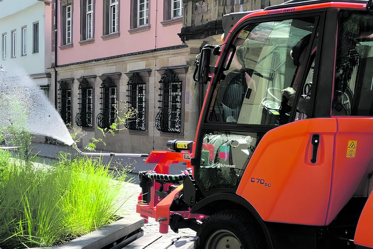 Gießfahrzeug im Einsatz