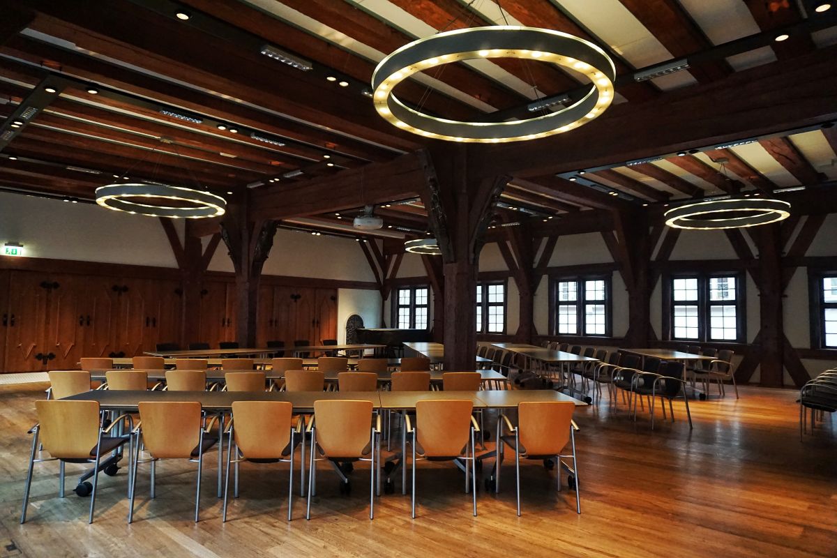 Blick in den bestuhlten Bürgersaal im Alten Rathaus