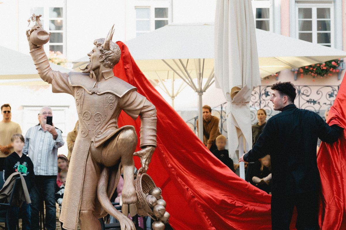 Enthüllung durch Tim Bengel Künstler Tim Bengel zieht ein rotes Tuch von der Teufel-Skulptur